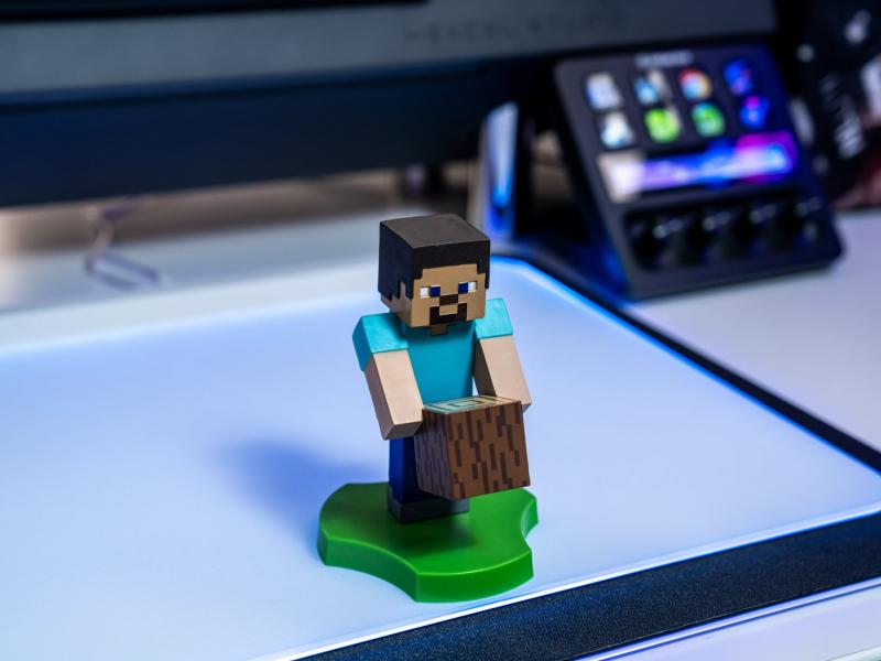 Minecraft Steve Holdem, Earbud Holder (11 cm) / stojak na słuchawki Minecraft Steve (11 cm)
