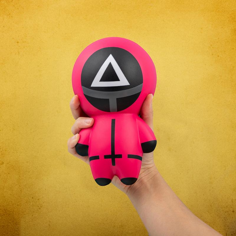 Squid Game Squishy Guard (high: 20 cm) / Squid Game - gniotek Strażnik (wysokość: 20 cm)