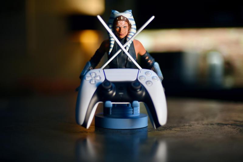 Star Wars - Mandalorian Ahsoka Tano phone & controller holder (20 cm) / stojak Gwiezdne Wojny - Mandalorian Ahsoka Tano (20 cm)