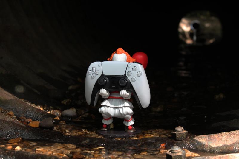 IT - Pennywise phone & controller holder (20 cm) DAMAGED PACKING / stojak Pennywise - IT / TO (20 cm) - USZKODZONE OPAKOWANIE