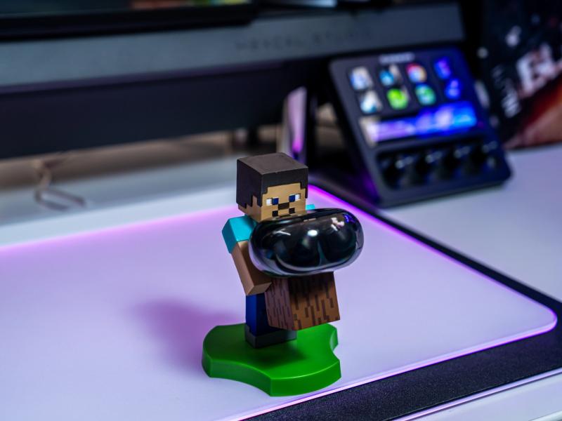 Minecraft Steve Holdem, Earbud Holder (11 cm) / stojak na słuchawki Minecraft Steve (11 cm)