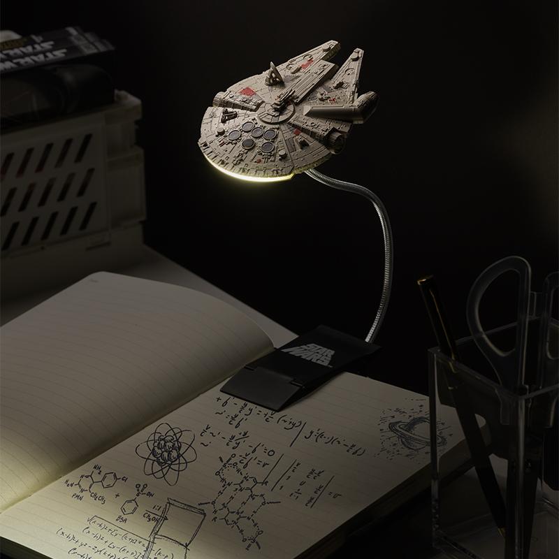 Star Wars Millennium Falcon Book Light (clip) / Gwiezdne Wojny lampka do czytania Sokół Millenium (klips)