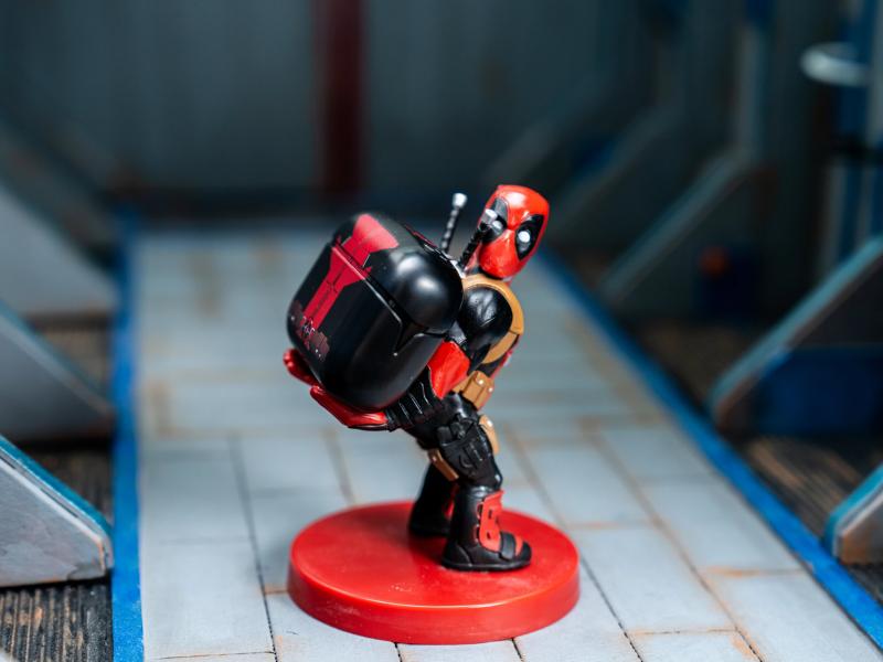 Marvel Deadpool Buds Pro Wireless Bluetooth Earbuds and Phone Holder / Marvel Deadpool zestaw: stojak na słuchawki Deadpool plus słuchawki bezprzewodowe