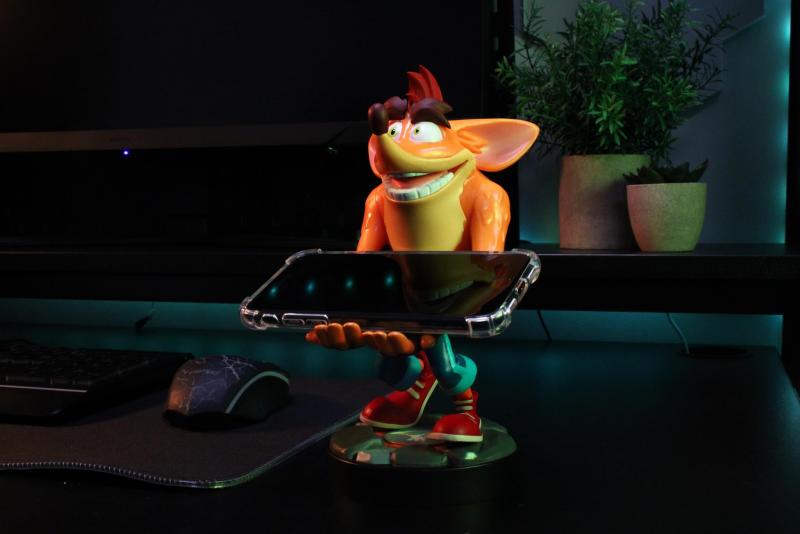 Crash Bandicoot 4 phone & controller holder (20 cm) / stojak Crash Bandicoot 4 (20 cm)