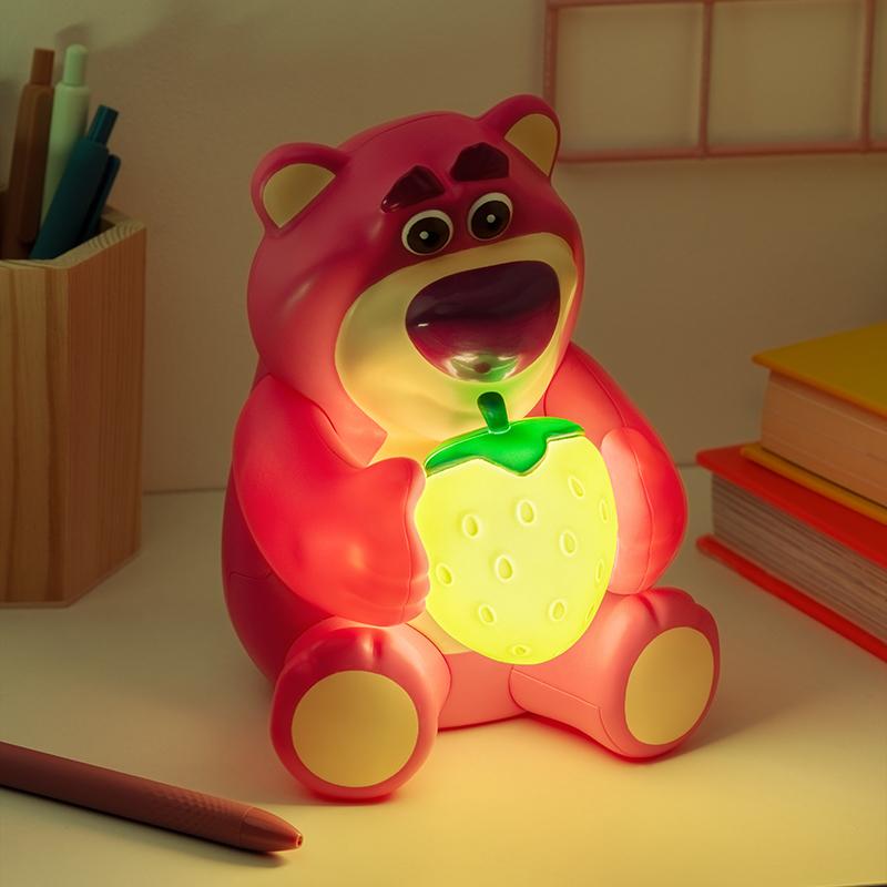 Toy Story GloBuddies Colour Change Light - Lotso (high: 16 cm)/ Toy Story lampka wielokolorowa GloBuddies - Miś Tuliś (wysokość: 16 cm)