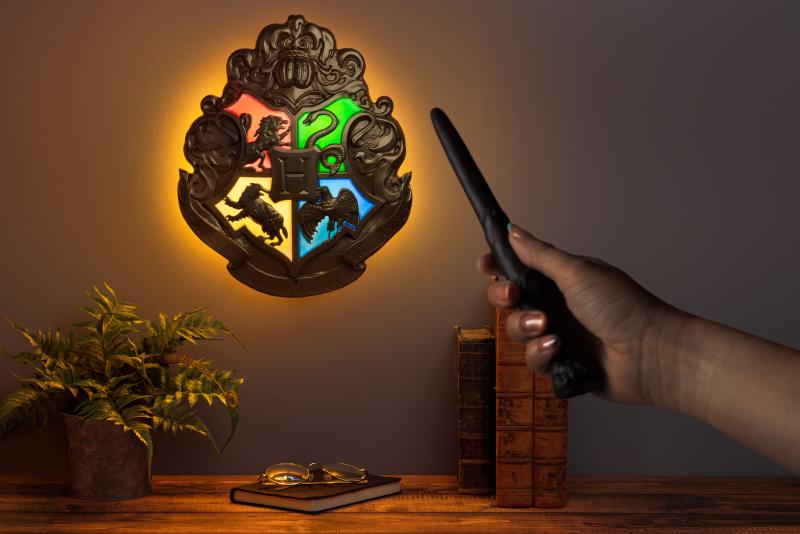 Harry Potter Hogwarts Crest Light with Wand Control / lampka Harry Potter Hogwart herb sterowana różdżką