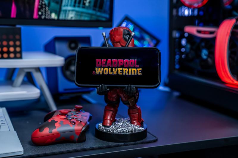 Marvel Deadpool Bringing Up The Rear phone & controller holder (20 cm) v.2 / stojak Marvel Deadpool - dźwigając ciężar - (20 cm) wersja 2