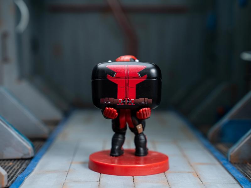 Marvel Deadpool Buds Pro Wireless Bluetooth Earbuds and Phone Holder / Marvel Deadpool zestaw: stojak na słuchawki Deadpool plus słuchawki bezprzewodowe