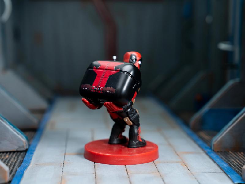 Marvel Deadpool Buds Pro Wireless Bluetooth Earbuds and Phone Holder / Marvel Deadpool zestaw: stojak na słuchawki Deadpool plus słuchawki bezprzewodowe