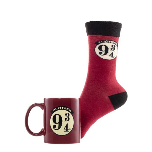 HARRY POTTER (PLATFORM 9 3/4) MUG & SOCK GIFT SET / Harry Potter zestaw prezentowy (Peron 9 3/4): kubek plus skarpetki