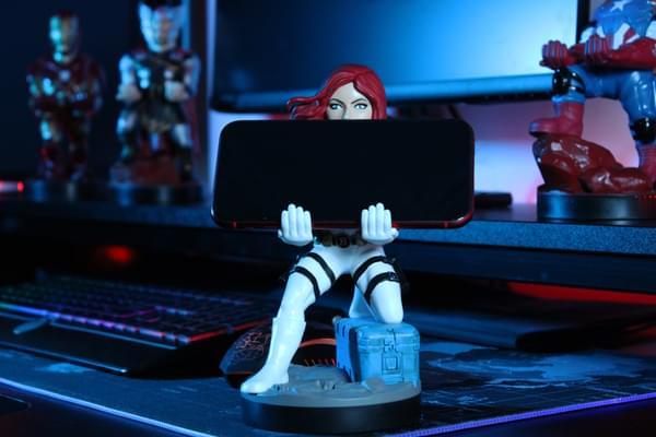 Marvel Black Widow (white suit) phone & controller holder / stojak Marvel Czarna Wdowa (biały kombinezon - 20 cm)