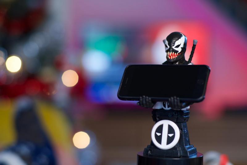 Marvel Venompool (Deadpool in black) phone & controller holder (20 cm) / stojak Marvel Venompool (Deadpool na czarno - 20 cm)