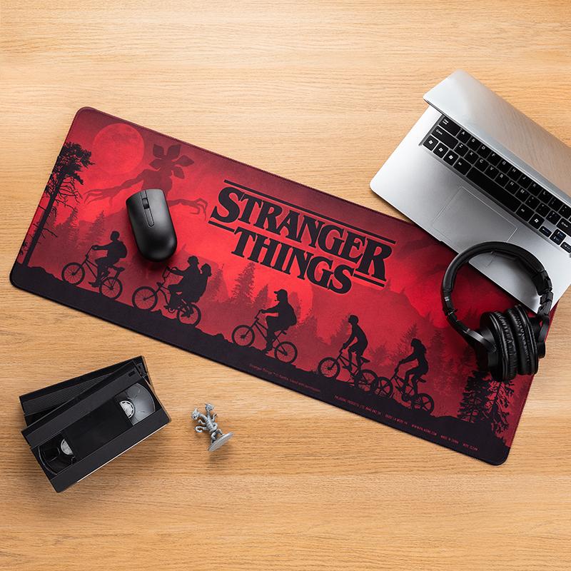 Stranger Things Classic Logo Desk Mat desk mat - mousepad (80 x 30 cm) / mata na biurko - podkładka pod myszkę Stranger Things Classic Logo