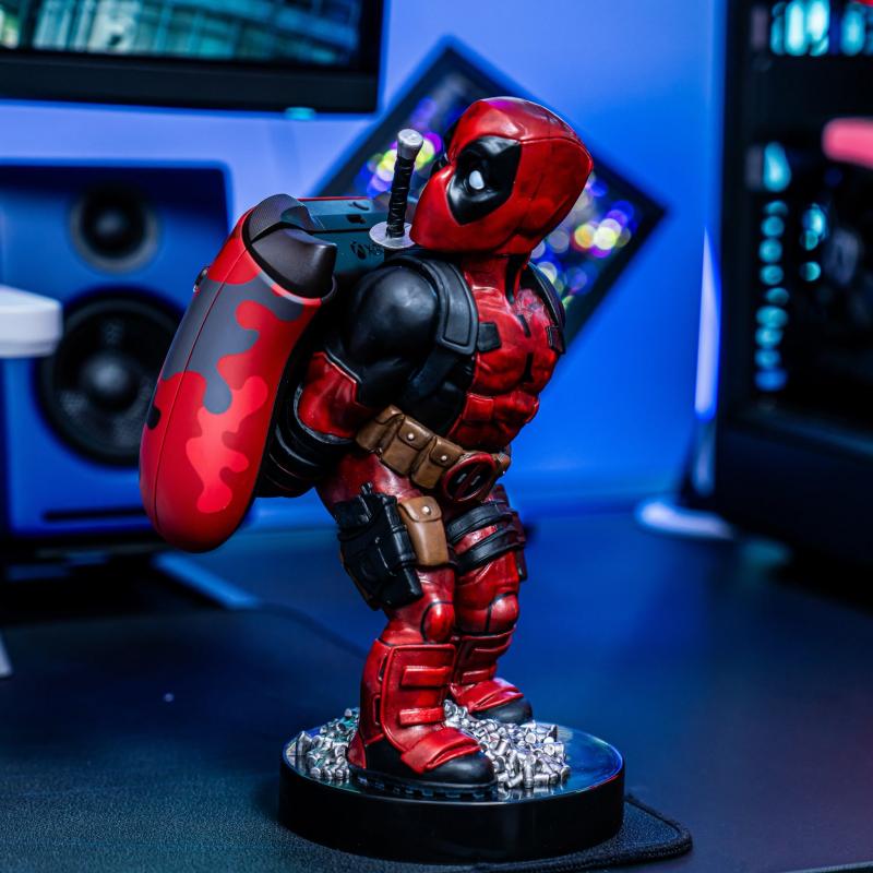 Marvel Deadpool Bringing Up The Rear phone & controller holder (20 cm) v.2 / stojak Marvel Deadpool - dźwigając ciężar - (20 cm) wersja 2