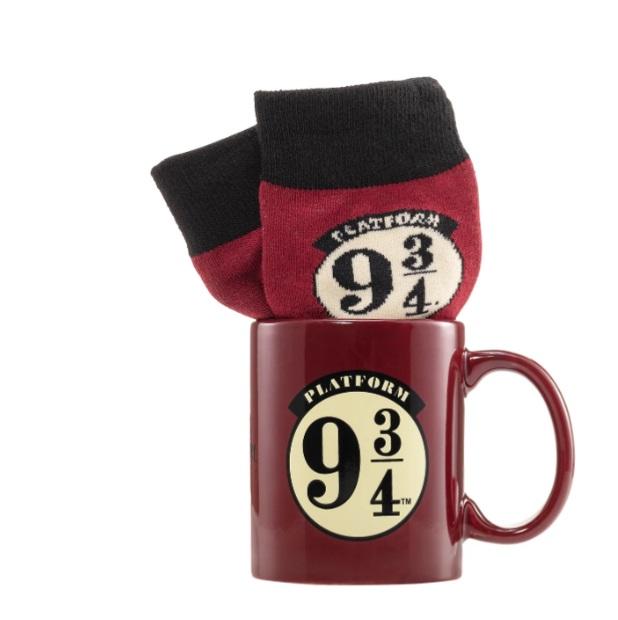 HARRY POTTER (PLATFORM 9 3/4) MUG & SOCK GIFT SET / Harry Potter zestaw prezentowy (Peron 9 3/4): kubek plus skarpetki