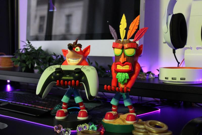 Crash Bandicoot Aku Aku phone & controller holder (20 cm)/ stojak Crash Aku Aku (20 cm)